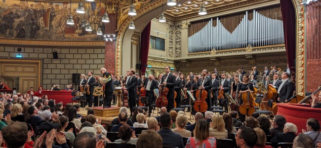 Dirijorul Constantine Orbelian pe scena Ateneului Român din București Dirijorul Constantine Orbelian pe scena Ateneului Român din București