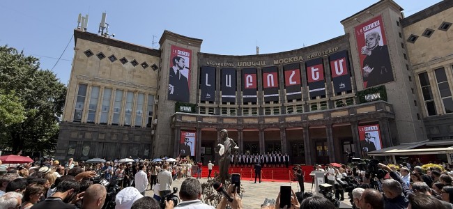 Statuia lui Charles Aznavour, Erou Național al Armeniei, a fost dezvelită la Erevan Statuia lui Charles Aznavour, Erou Național al Armeniei, a fost dezvelită la Erevan