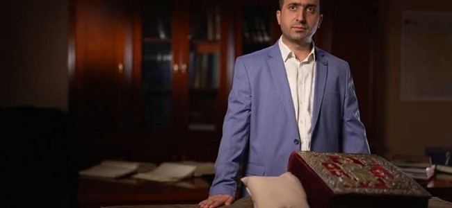 Comorile ascunse ale Matenadaranului: de la amulete la manuscrise armenești. Interviu cu Davit Ghazaryan Comorile ascunse ale Matenadaranului: de la amulete la manuscrise armenești. Interviu cu Davit Ghazaryan