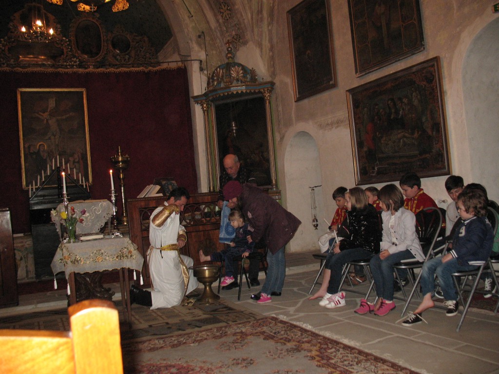 3. Spalarea picioarelor copiilor in biserica armeana din Botosani, 17 aprilie 2014