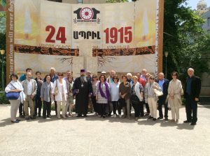 9 cu episcopul in curtea bisericii di Teheran